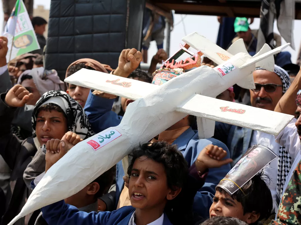 Pendukung Kelompok Houthi membawa drone tiruan di Saada, Yaman. (REUTERS/Naif Rahma)