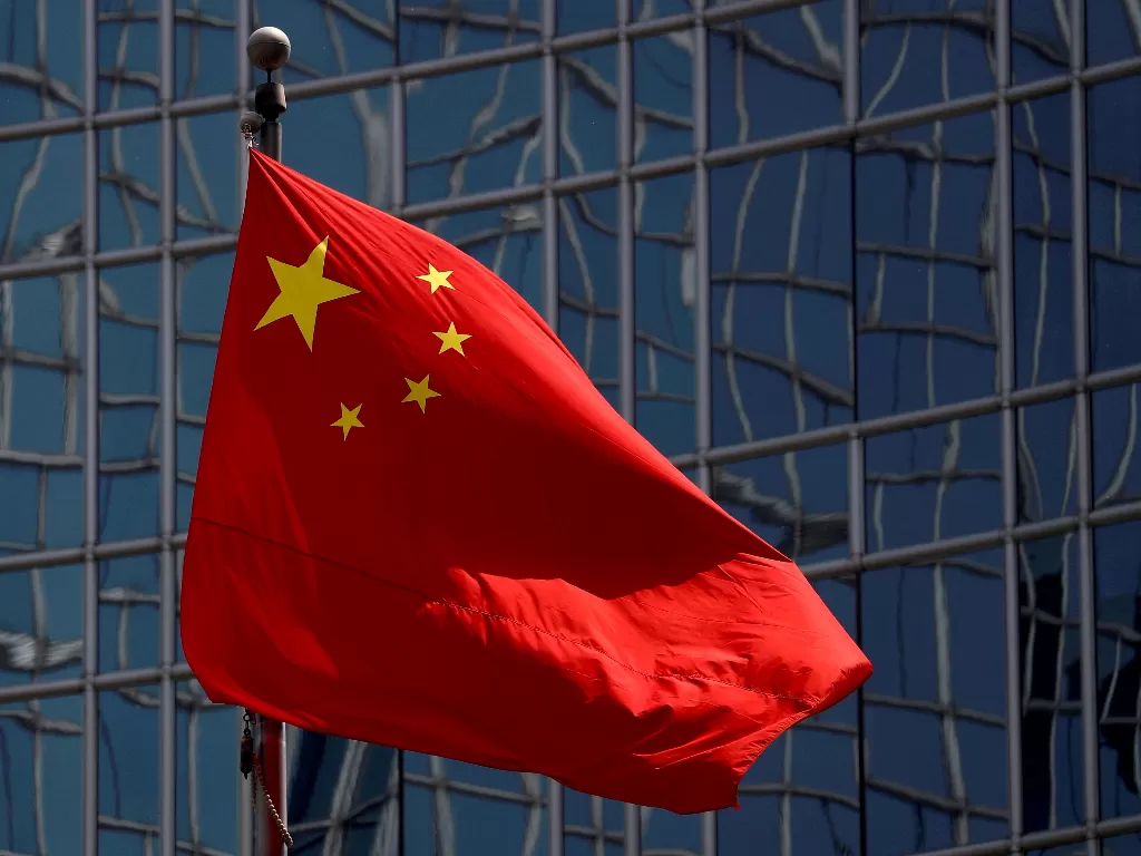 Bendera China berkibar di Beijing. (REUTERS/Thomas Peter)