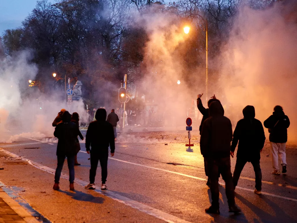 Para demonstran yang menolak pengetatan aturan Covid-19 terlibat bentrok dengan aparat kepolisian di Brussel, Belgia, Minggu (21/11/2012). (REUTERS/Johanna Geron)