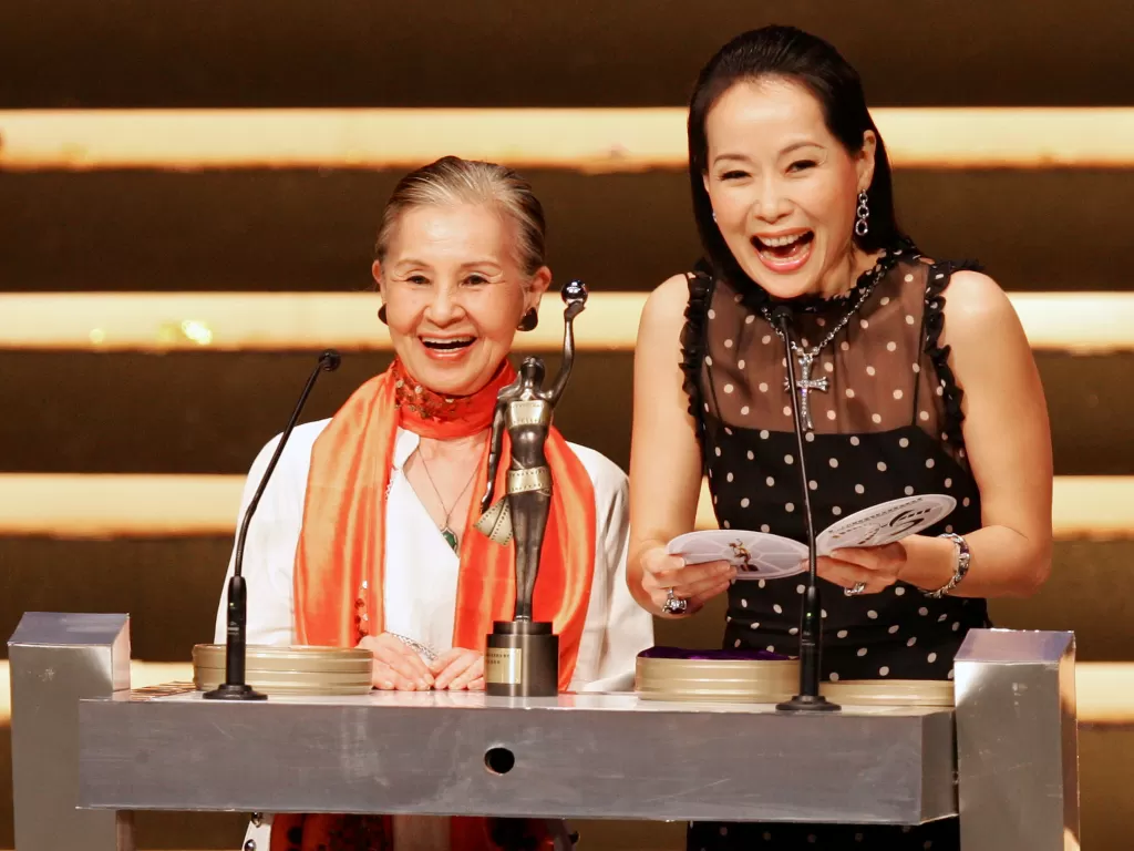 Desainer Emi Wada (kiri) dengan aktris. (photo/REUTERS/Paul Yeung)