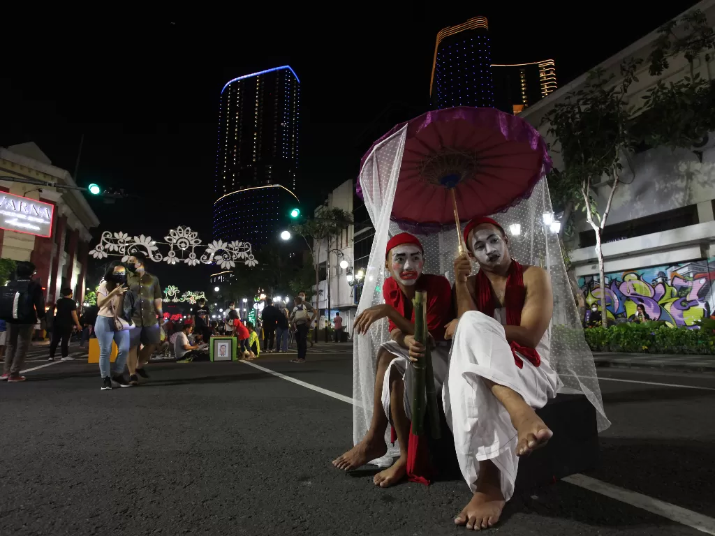 Sejumlah seniman memerankan 'Besutan Kepaten Obor' (ANTARA FOTO/Didik Suhartono)