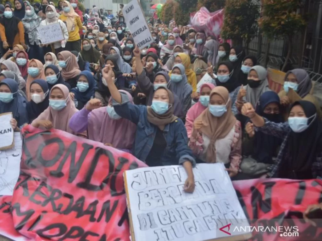  Ratusan buruh PT Sri Tita Medika berunjuk rasa di depan perusahaan, Desa Hegarmukti, Kecamatan Cikarang Pusat, Kabupaten Bekasi, Jawa Barat pada Rabu (17/11/2021) menuntut perbaikan kesejahteraan pekerja. (photo/ANTARA/Pradita Kurniawan Syah).