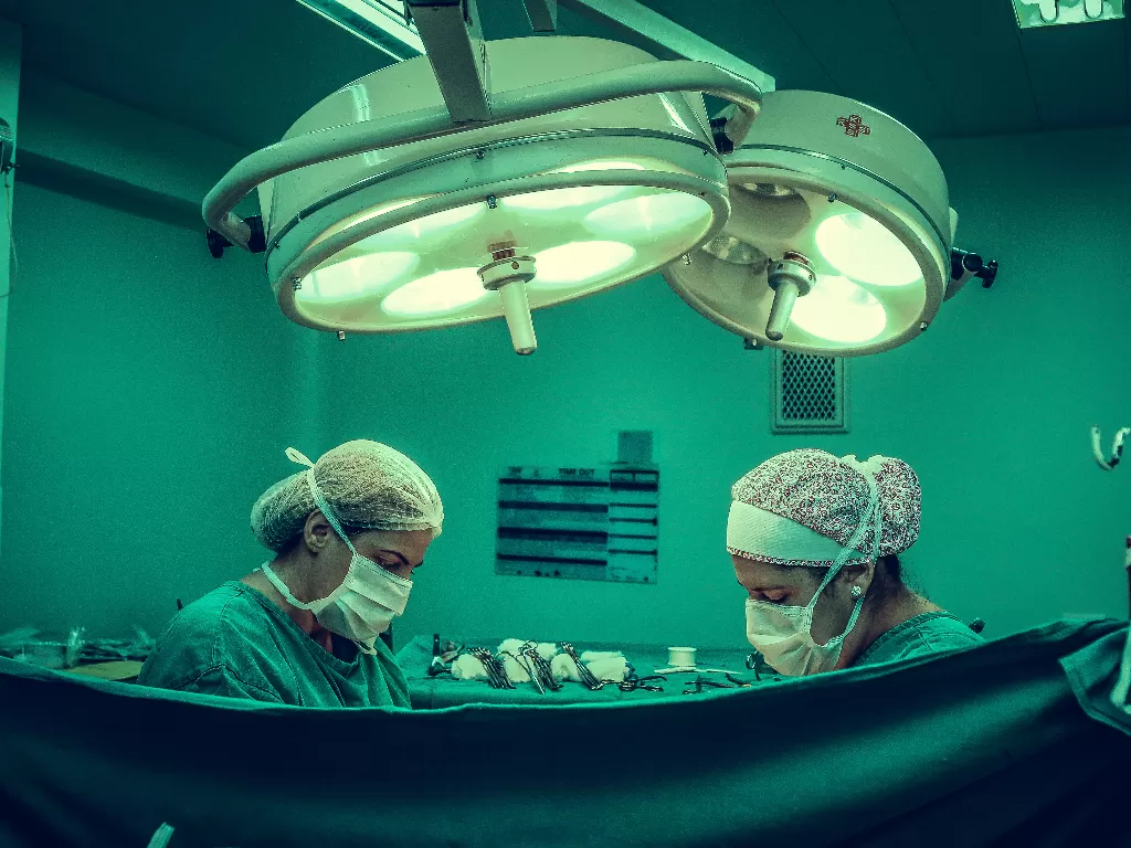 Dokter dalam ruangan operasi. (photo/Ilustrasi/Pexels/Vidal Balielo Jr.)