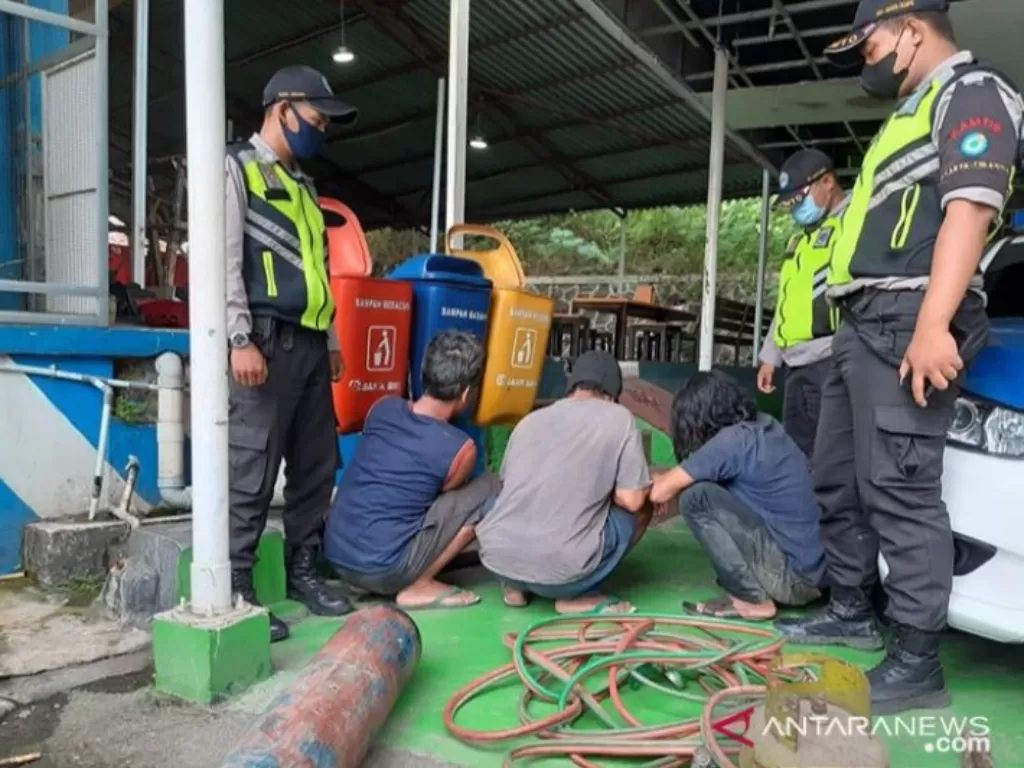 Petugas mengamankan ketiga pelaku pencurian besi proyek kereta api cepat di Kilometer 34 Ruas Tol Jakarta-Cikampek, Desa Cibatu, Kecamatan Cikarang Selatan, Kabupaten Bekasi, Jawa Barat. (ANTARA/HO-PJR Japek)