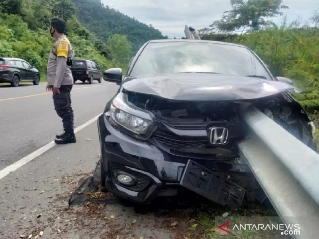 Mobil Honda Brio yang menabrak pembatas jalan di Kecaamatan Leupung, Aceh Besar (photo/ANTARA/Teuku Dedi Iskandar)