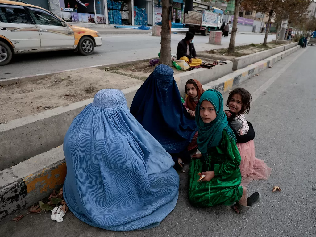 Wanita Afghanistan ngemis di jalan bersama anaknya. (REUTERS/Zohra Bensemra)