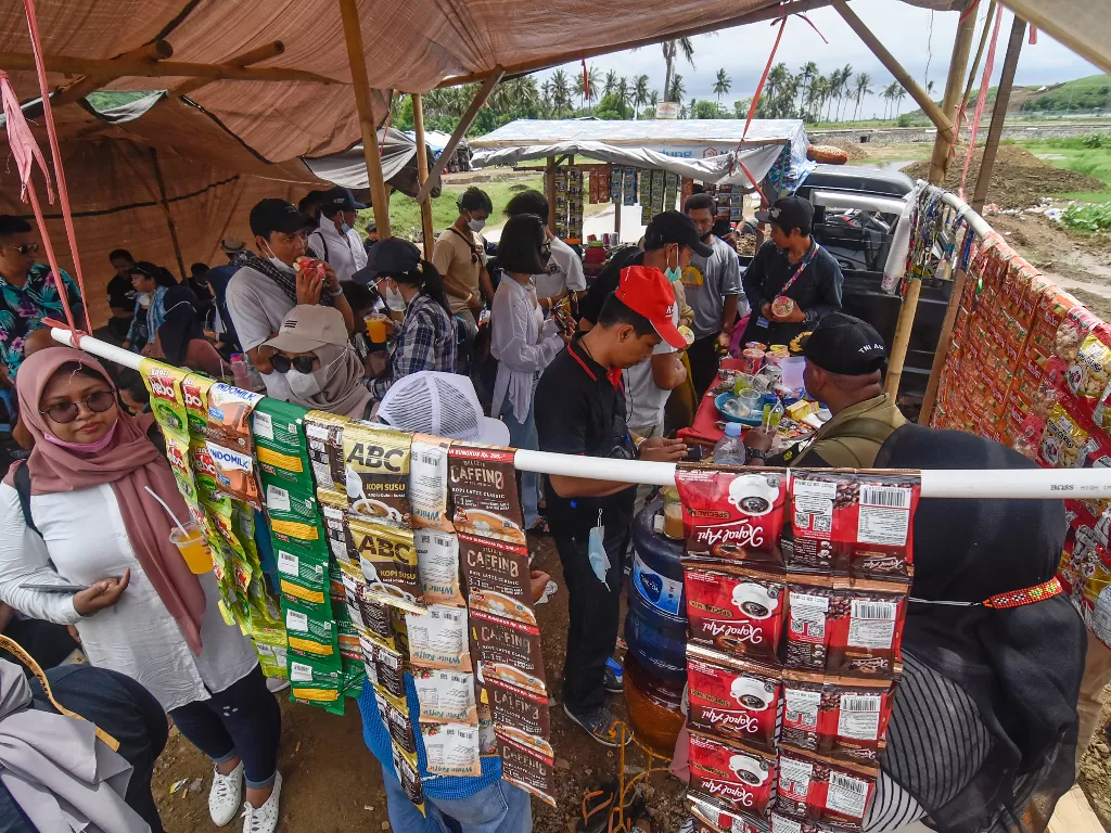 Sejumlah penonton berbelanja di warung milik yang ada di dalam area Pertamina Mandalika International Street Circuit di KEK Mandalika, Desa Kuta, Kecamatan Pujut, Praya, Lombok Tengah,NTB, Minggu (21/11/2021). (photo/ANTARA FOTO/Ahmad Subaidi)