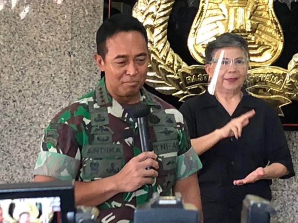 Panglima TNI Jenderal Andika Perkasa (kiri) dan Kapolri Jenderal Listyo Sigit (kanan) di Mabes Polri, Jakarta, Selasa (23/11/2021). (INDOZONE/Samsudhuha Wildansyah)