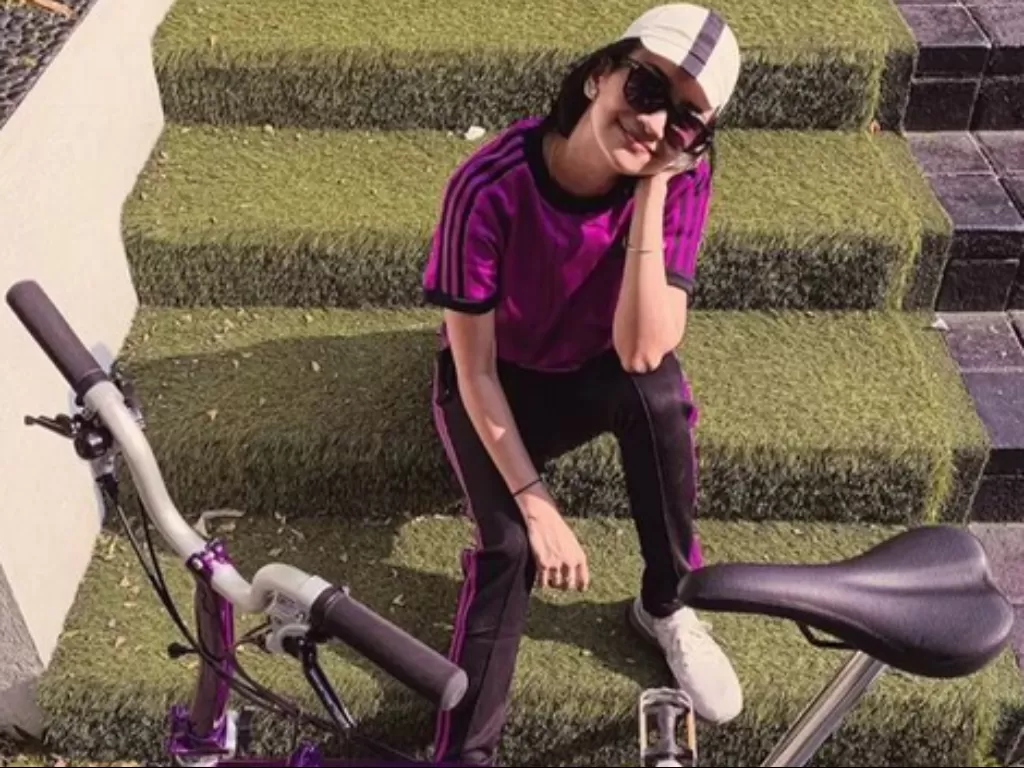 Vanessa Angel dan sepeda Bromptonnya. (Instagram/@puput_soedrajat)