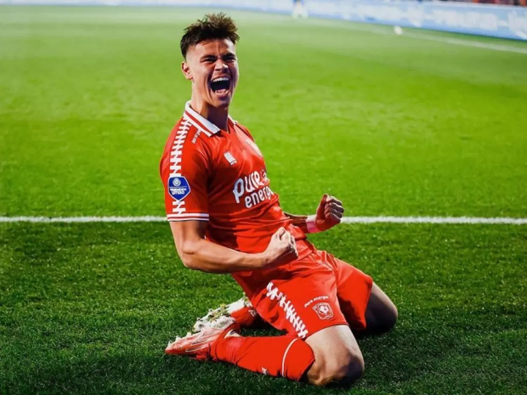 Bek muda FC Twente Mees Hilgers masuk dalam rencana naturalisasi PSSI. (Instagram/@meeshilgress)