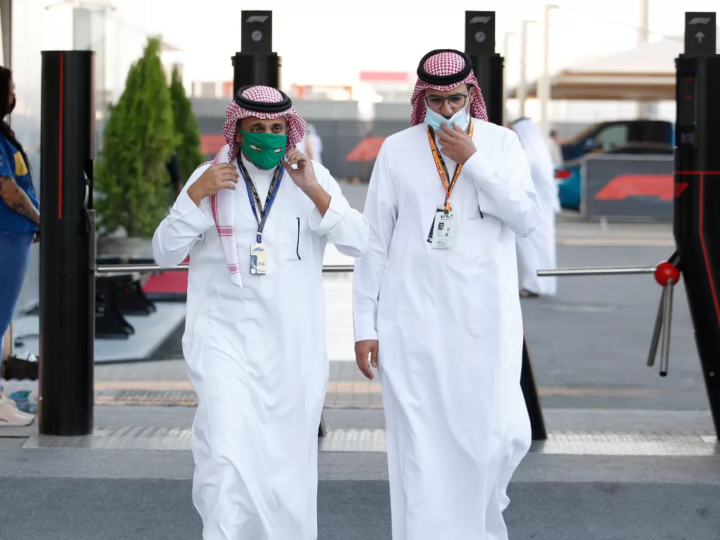 Pangeran Arab Saudi Khalid bin Sultan Al Faisal dan Ketua Federasi Mobil dan Motor Arab Saudi Sattam Al-Hozami (REUTERS)