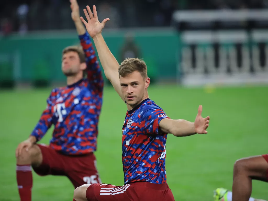 Joshua Kimmich, salah satu pemain Bayern yang gajinya dipotong akibat menolak divaksin (REUTERS/Wolfgang Rattay)