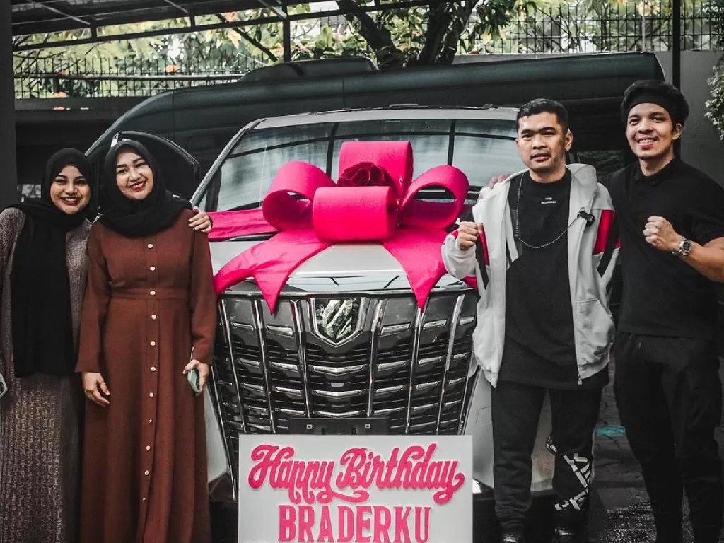 Mobil Alphard pemberian Putra Siregar kepada YouTuber Atta Halilintar (photo/Instagram/@attahalilintar)