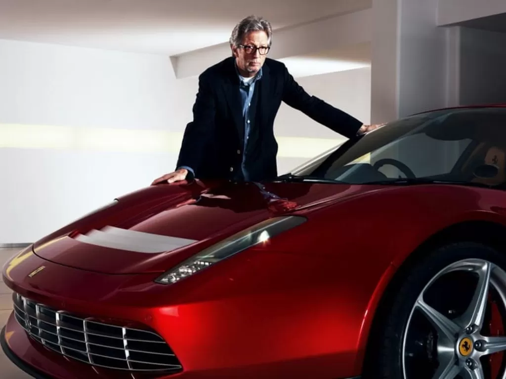 Penyanyi Eric Clapton memandangi Ferrari 458 (motor-junkie.com)