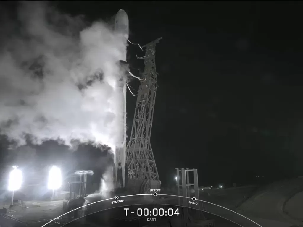 Roket Falcon 9 besutan SpaceX yang membawa DART ke luar angkasa (Source: YouTube - SpaceX)
