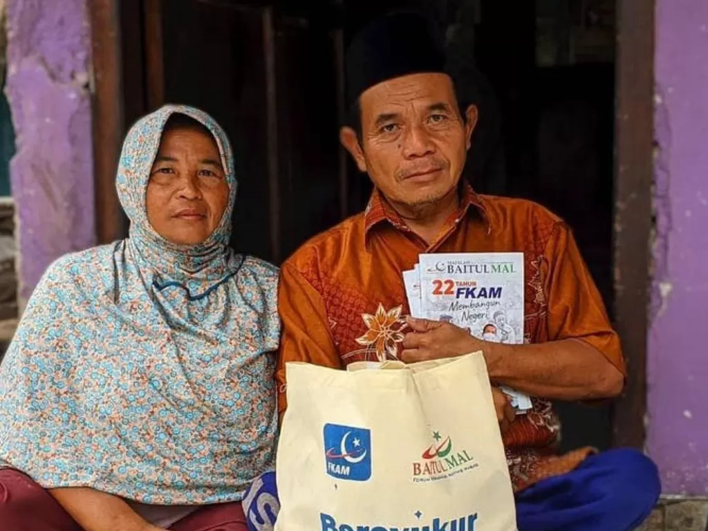 Pak Samsudin dan istri yang merupakan pasangan difabel. (Photo/BaitulMal FKAM)
