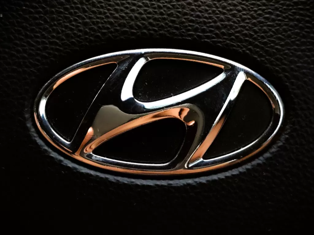 Logo perusahaan otomotif asal Korea Selatan, Hyundai (photo/Unsplash/The Punisher)