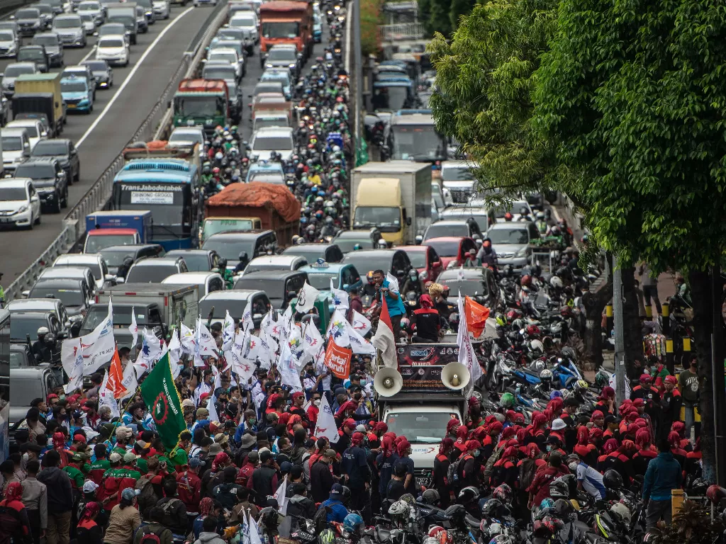 Sejumlah buruh dari berbagai organisasi melakukan aksi unjuk rasa di depan Kantor Kementerian Ketenagakerjaan, Jakarta (ANTARA FOTO/Aprillio Akbar)