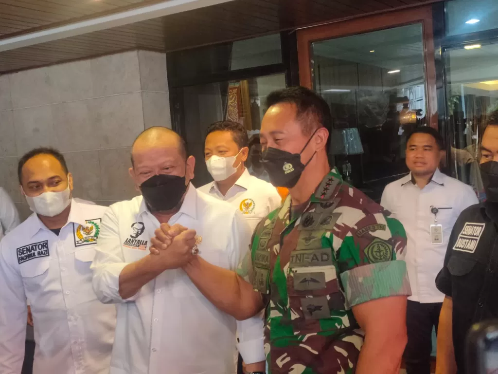 Panglima TNI Jenderal Andika Perkasa bertemu Ketua DPD LaNyalla La Nyalla Mattaliti. (INDOZONE/Harits Tryan)