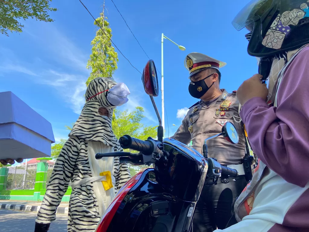 Badut zebra menghadang pelanggar lalu lintas (Rudi Hartono/IDZ Creator Community)