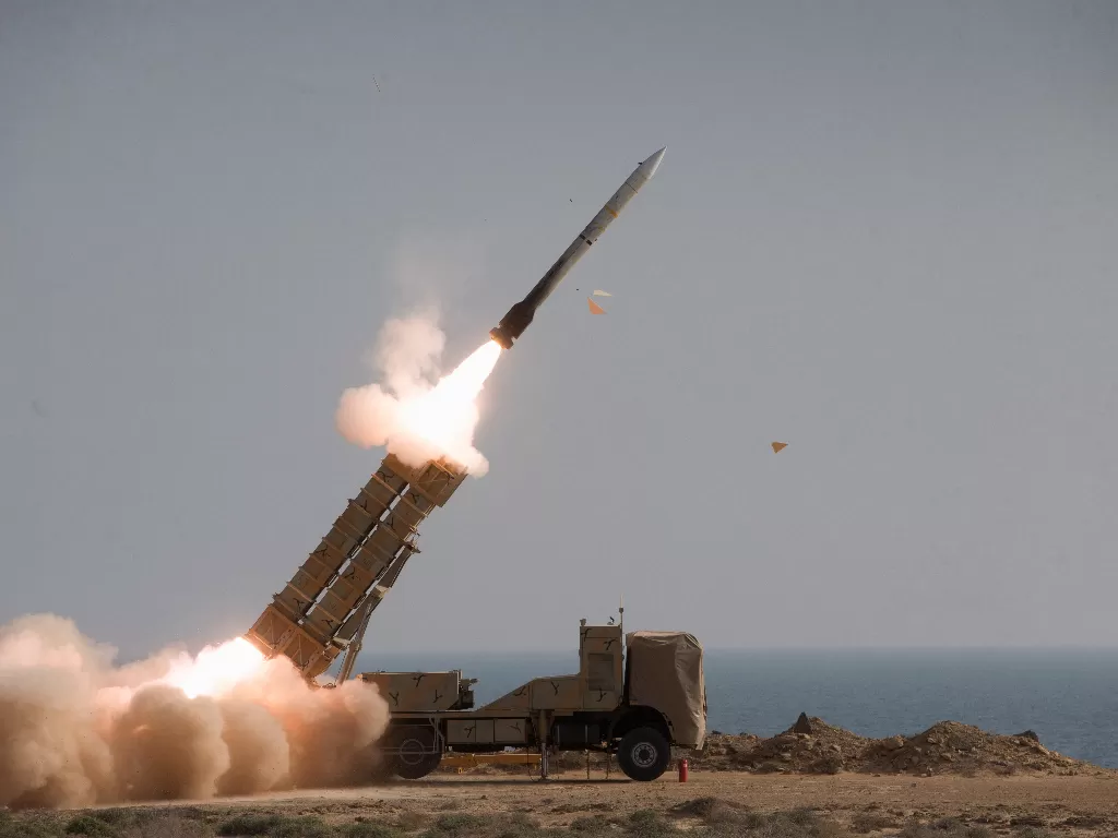 Militer Iran menembakkan rudal Zulfiqar 1400 dalam latihan di Teluk Oman. (WANA via Reuters/Iranian Army)