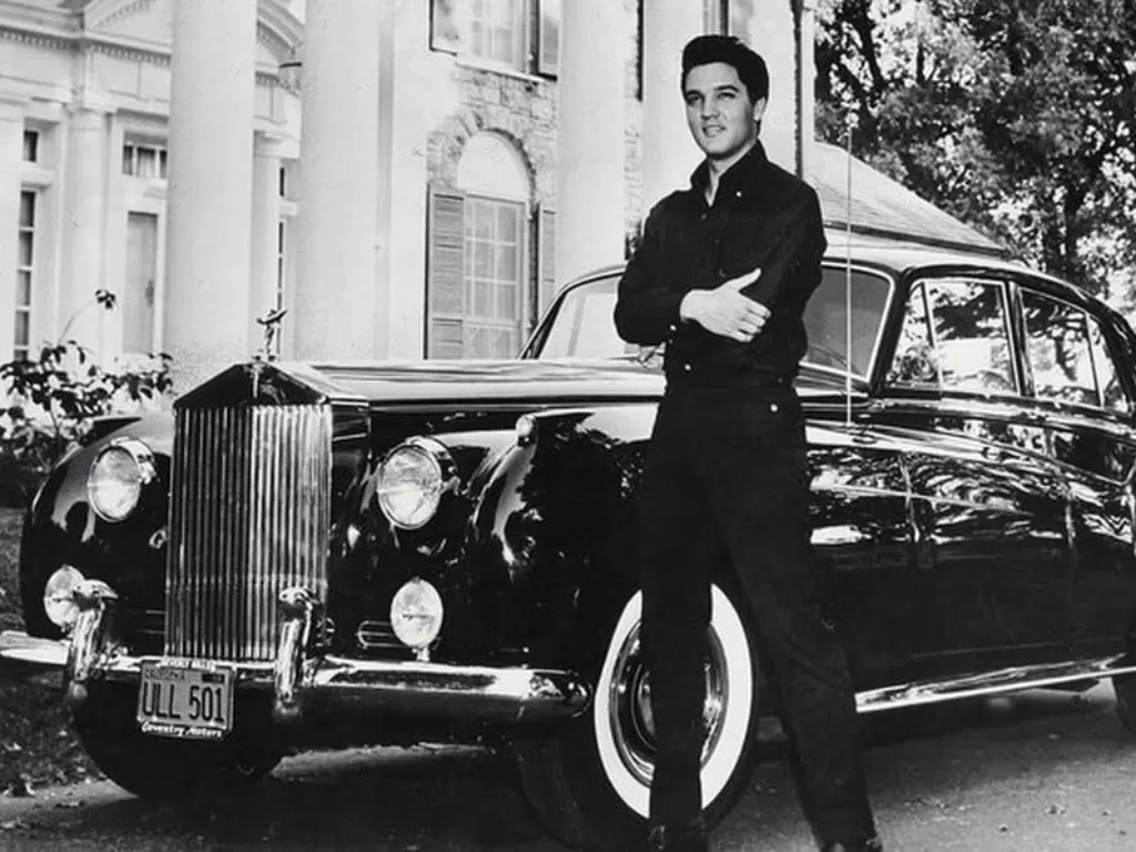 Elvis Presley bersama mobil kesayangan Rolls-Royce (motor-junkie.com)