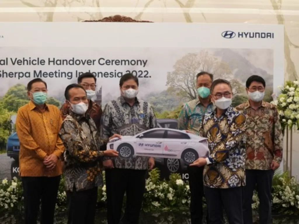 Menko Perekonomian Airlangga Hartarto menerima 42 mobil listrik Hyundai Ioniq untuk mendukung pelaksanaan G20 di Indonesia. (Foto: Dok. Kemenko Perekonomian)