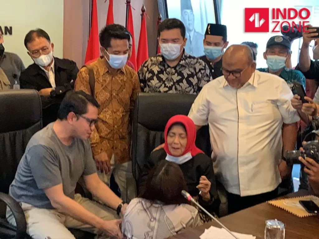 Anggiat Pasaribu minta maaf kepada Arteria Dahlan dan ibunya di Gedung DPR, Senayan, Jakarta, Kamis (25/11/2021). (INDOZONE/Harits Tryan Akhmad)