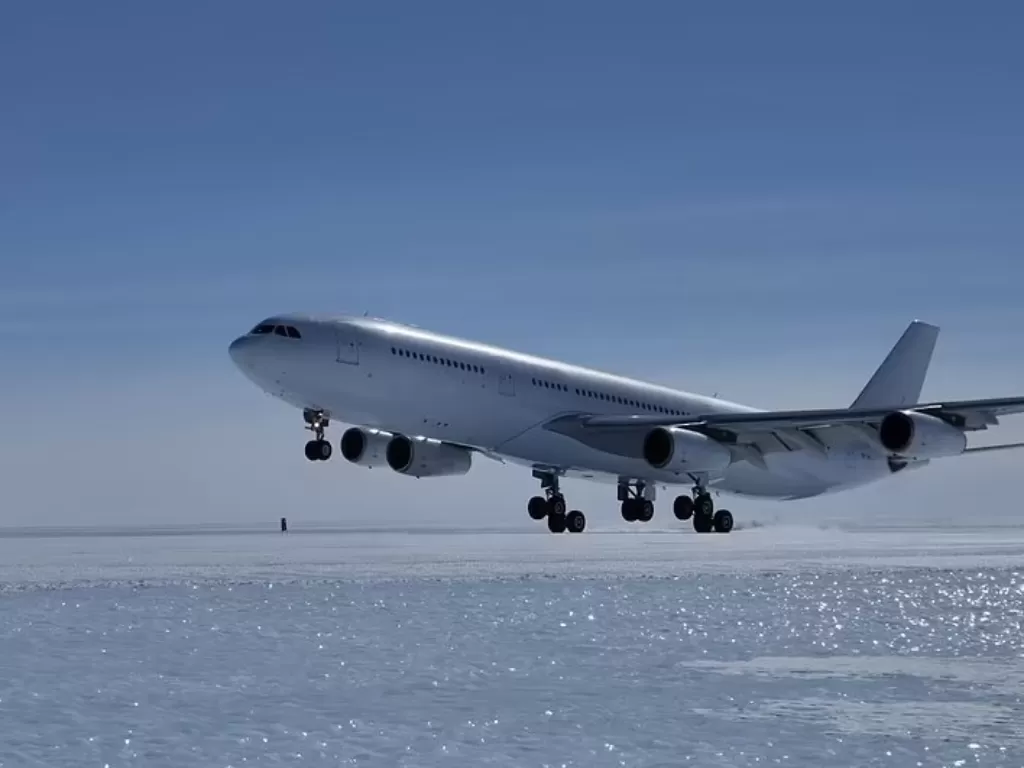 Pesawat Airbus A340 yang lakukan pendaratan di landasan pacu di Antartika. (Foto/Daily Mail) 