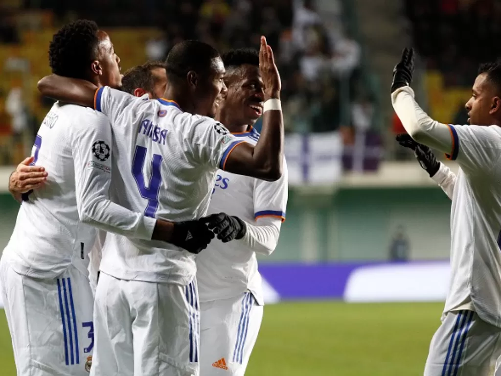 Pemain Real Madrid merayakan kemenangan atas Sheriff Tiraspol dalam lanjutan Liga Champions 2021-2022. (REUTERS/Gleb Garanich)
