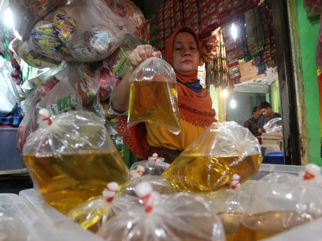 Pedagang menyusun minyak goreng curah yang telah dibungkus di pasar raya Padang. (ANTARA/Muhammad Arif Pribadi)