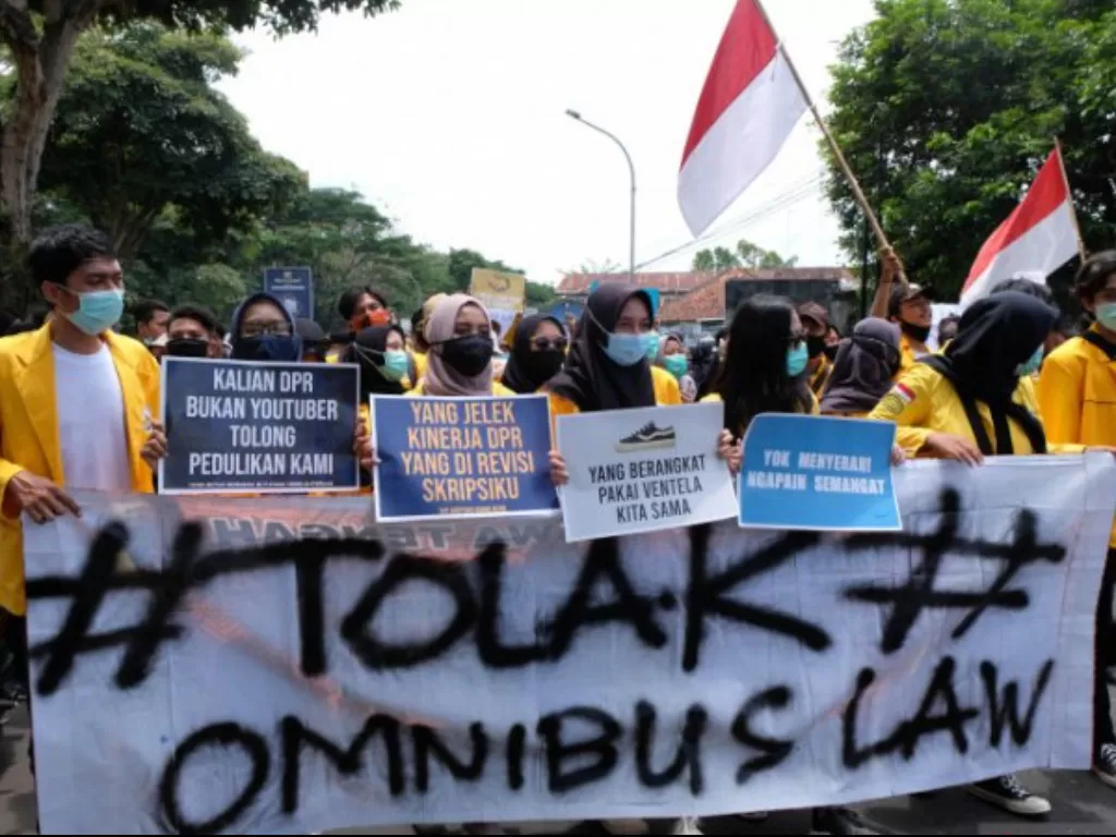 Sejumlah mahasiswa membawa poster saat demonstrasi menentang Omnibus Law Undang-Undang (UU) Cipta Kerja di Kota Magelang, Jawa Tengah. (ANTARA FOTO/Anis Efizudin)