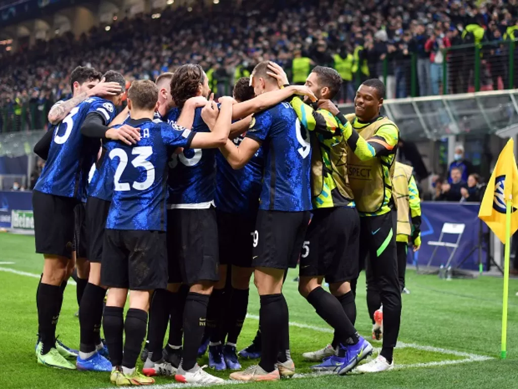 Pemain Inter merayakan kemenangan atas Shakhtar Donetsk dalam lanjutan Liga Champions 2021-2022. (REUTERS/Daniele Mascolo)