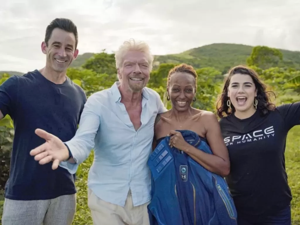 Pendiri Virgin Group Richard Branson memberikan selamat kepada Keisha S di rumahnya di  Antigua. (Foto/Virgin Galactic)
