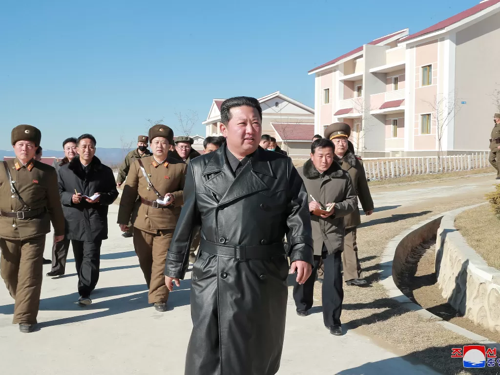 Kim Jong Un memakai jaket kulit (KCNA via REUTERS)