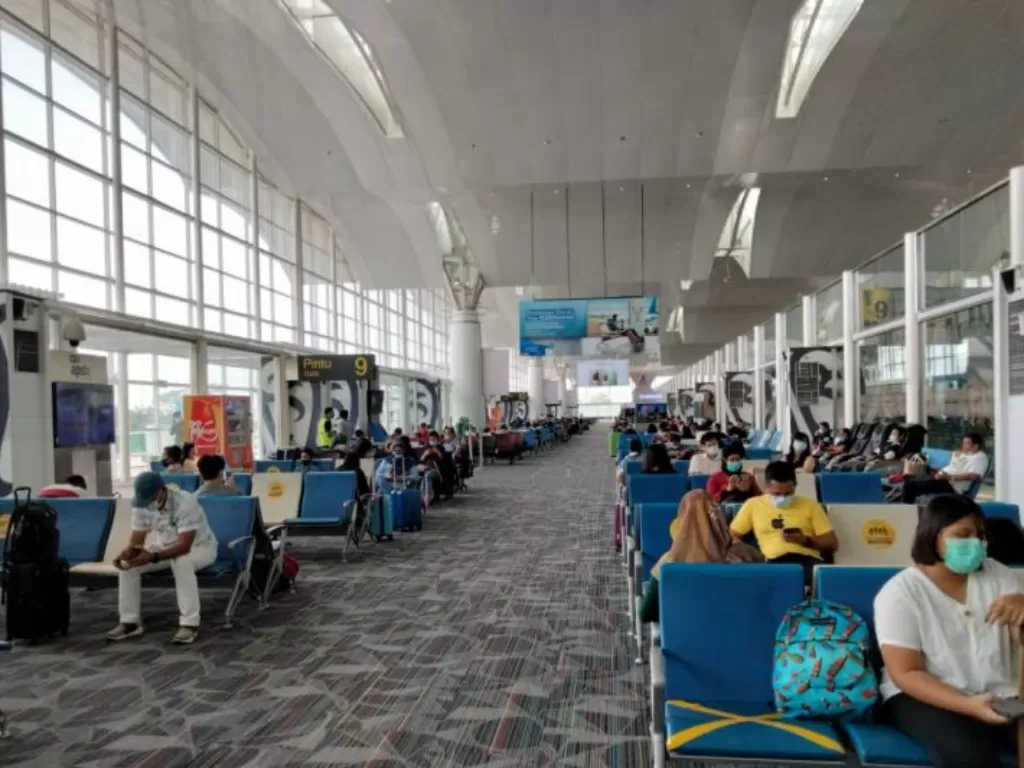 Sejumlah penumpang pesawat udara sedang menunggu di terminal domestik Bandara Kualanamu, Deli Serdang, Sumut. (ANTARA/HO-PT Angkasa Pura Aviasi)