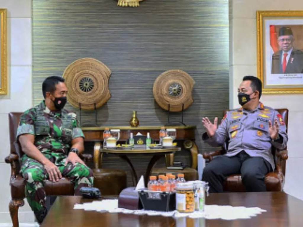 Panglima TNI Jenderal TNI Andika Perkasa (kiri) berbincang dengan Kapolri Jenderal Pol Listyo Sigit Prabowo. (Dok. Div Humas Mabes Polri)