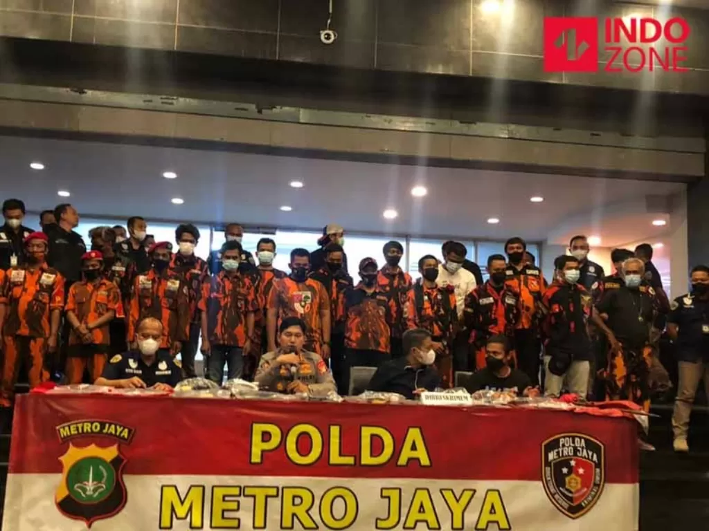 Konferensi pers Polda Metro kasus ricuh demo ormas Pemuda Pancasila (PP) di Mapolda Metro Jaya, Jakarta. (INDOZONE/Samsudhuha Wildansyah)