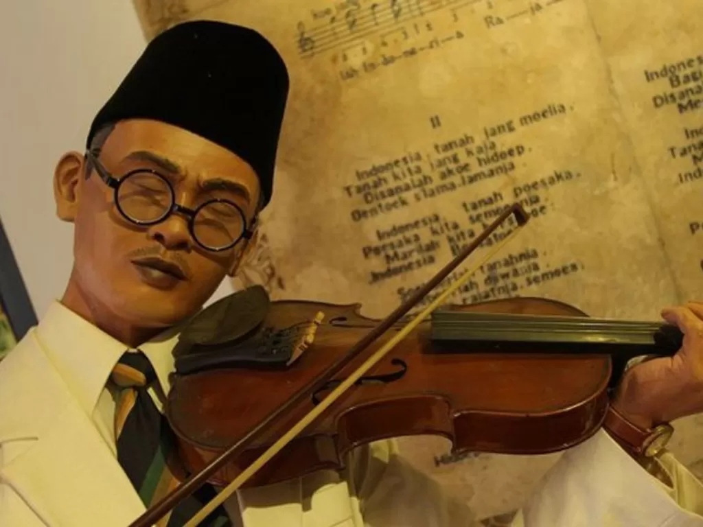 Patung WR Wupratman memainkan lagu kebangsaan. (Museum Indonesia)