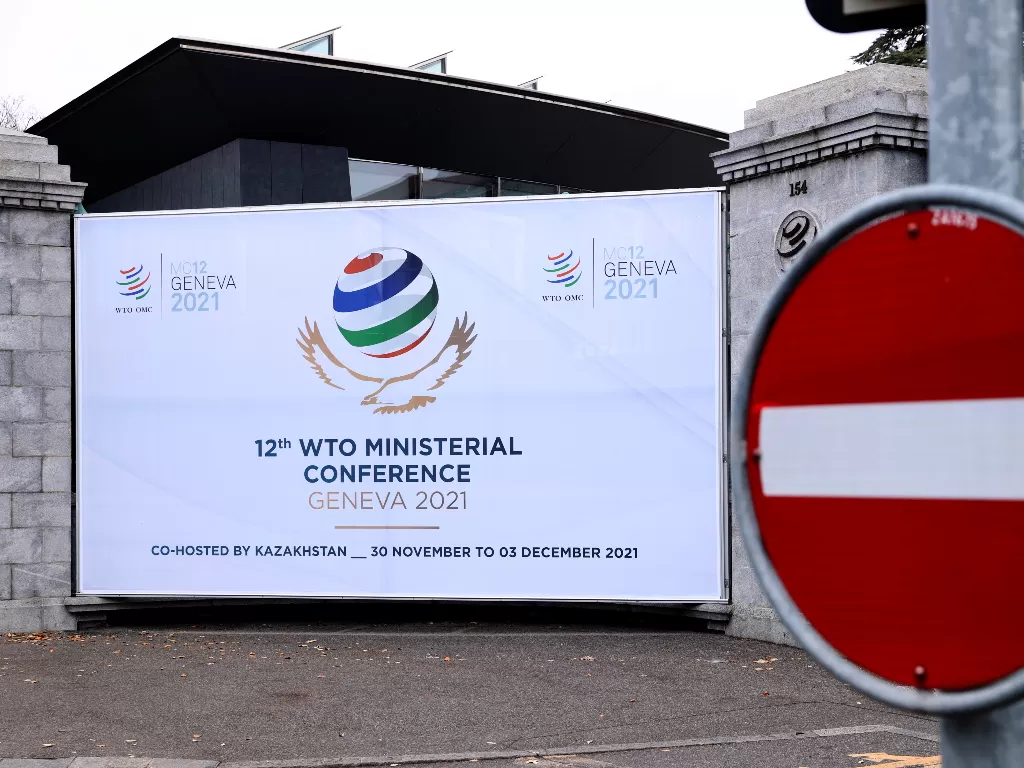 Poster konferensi Tingkat Menteri terlihat di markas WTO. (REUTERS/Denis Balibouse)