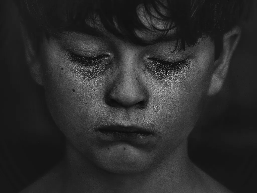   Seorang anak laki-laki sedang bersedih. (photo/Pexels/Kat J/ilustrasi)