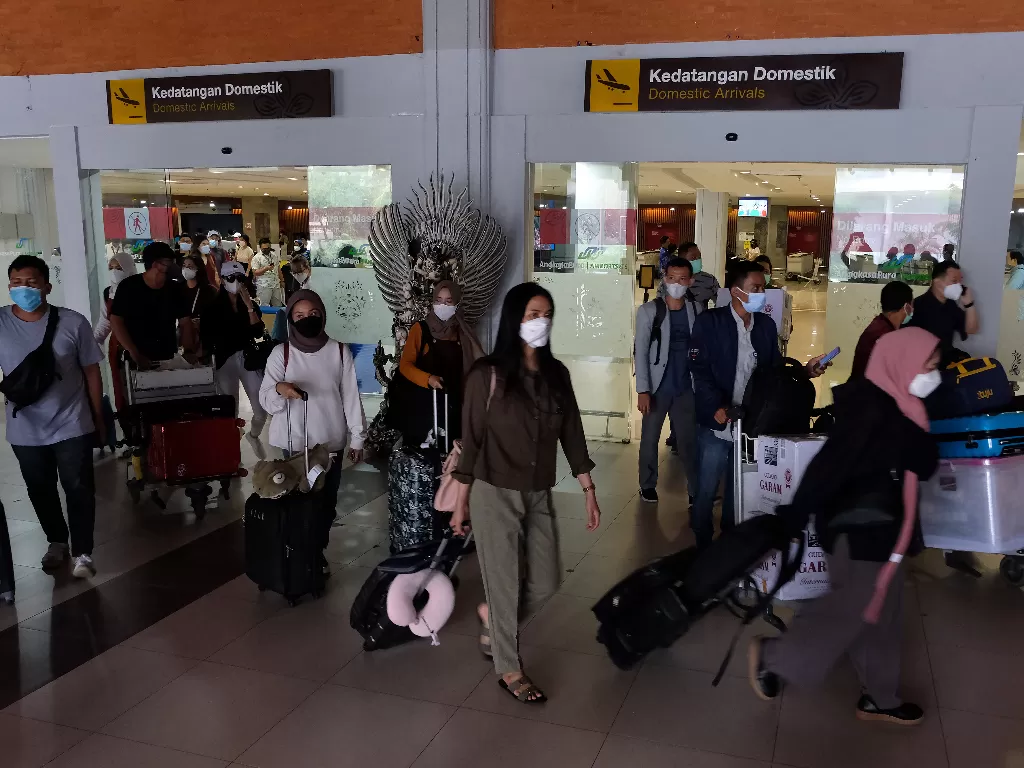  Penumpang berjalan keluar dari terminal kedatangan domestik setibanya di Bandara Internasional I Gusti Ngurah Rai, Badung, Bali, Selasa (2/11/2021).  (photo/ANTARA FOTO/Nyoman Hendra Wibowo/ilustrasi)