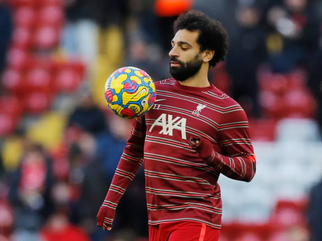 Mohamed Salah saat melakukan pemanasan jelang laga Liverpool vs Southampton. (REUTERS/Phil Noble)