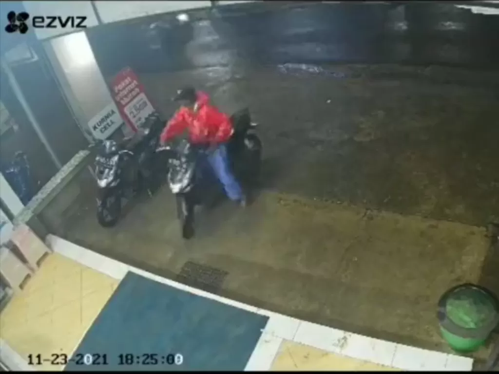   Video viral pria yang motornya tertukar karena sama persis. (photo/Twitter)