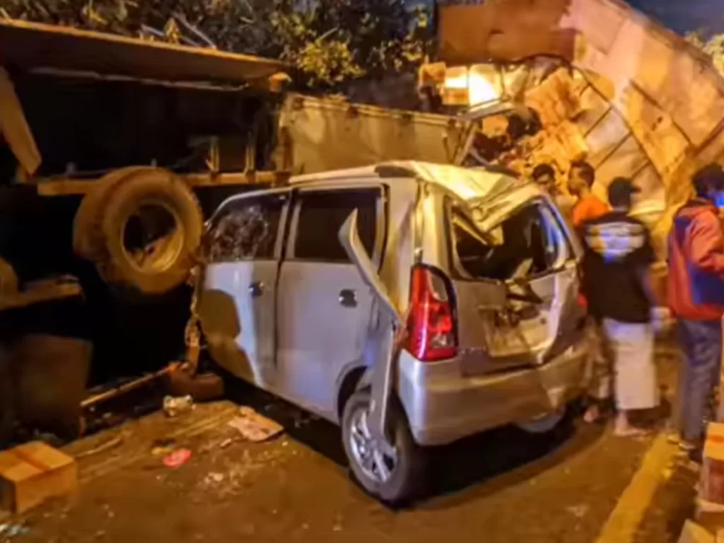 Sebuah mobil ringsek terjepit truk dalam kecelakaan maut di Jalan Lingkar Salatiga, Senin malam (29/11/2021). (Facebook)