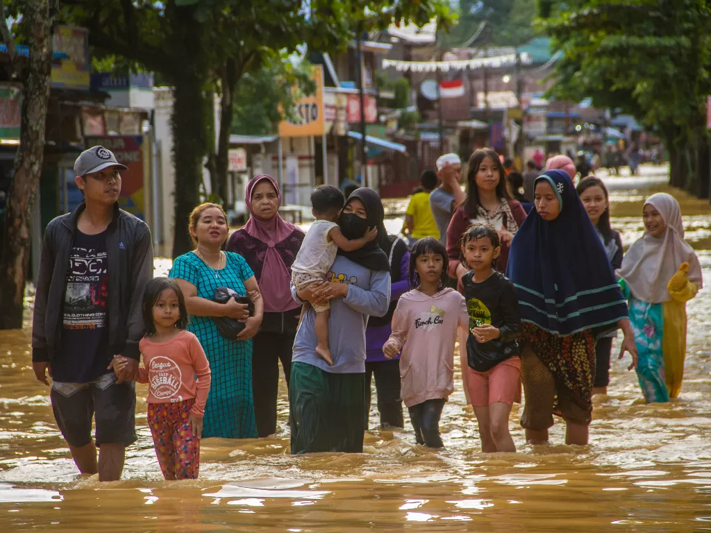 Banjir di Kabupaten Hulu Sungai Tengah, Kalsel (ANTARA FOTO/Bayu Pratama S)