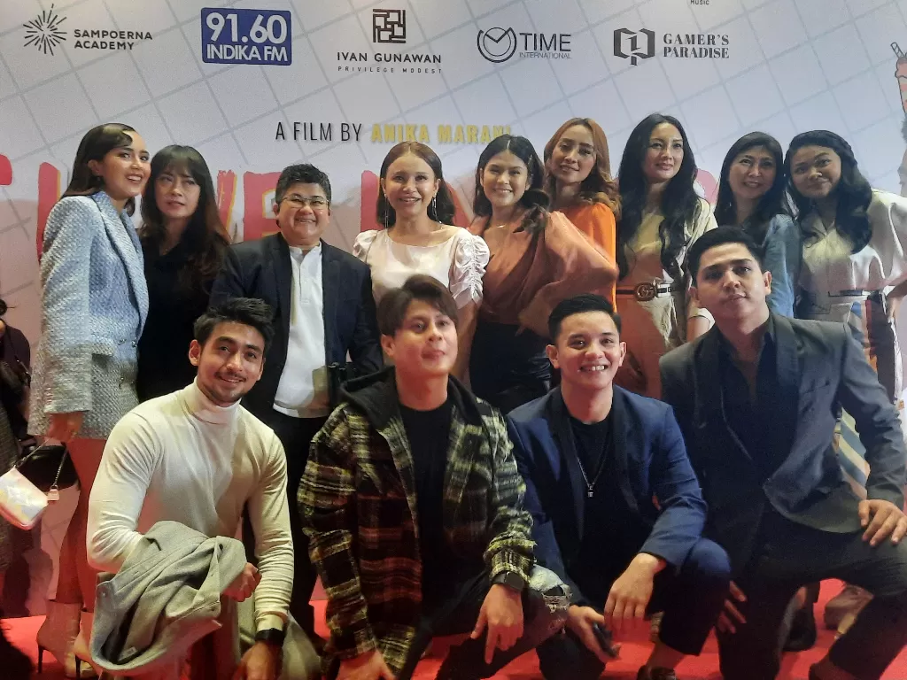Rossa (tengah atas) saat bersama kru dan pemeran film Love Knots di CGV Grand Indonesia, Jakarta Pusat, Senin (28/11/2021). (INDOZONE/M Fadli).