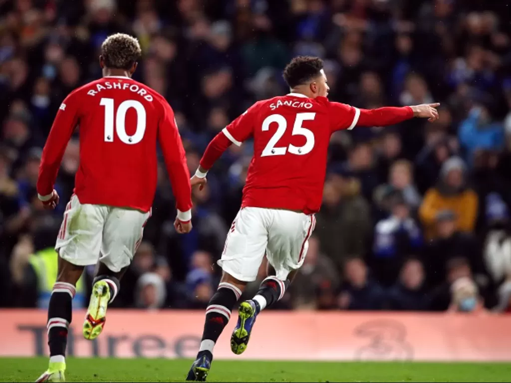 Jadon Sancho (kanan) merayakan golnya ke gawang Chelsea dalam lanjutan Liga Inggris 2021-2022. (Reuters/Matthew Childs)
