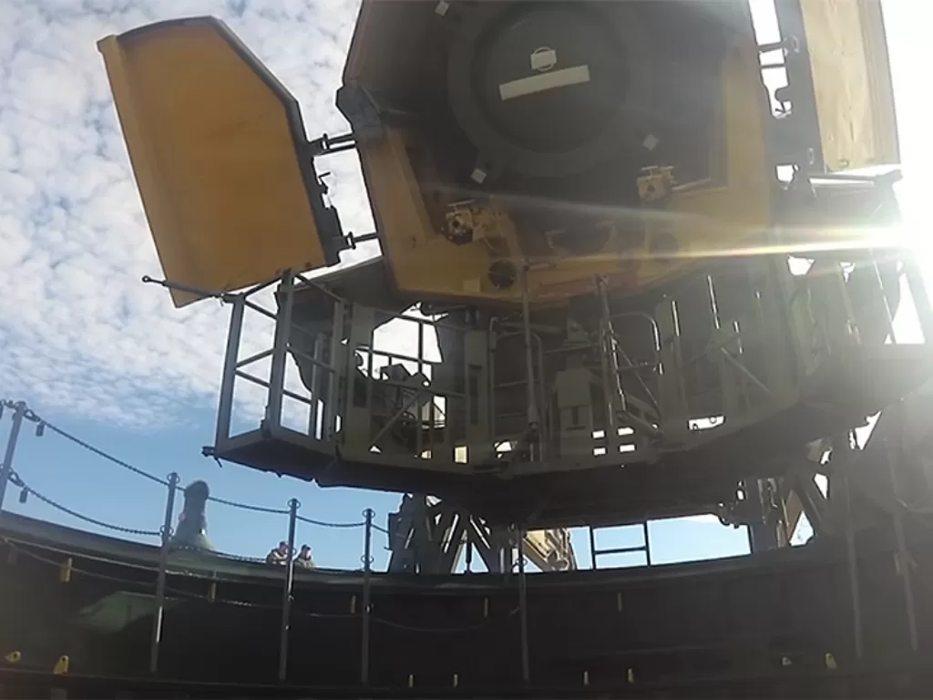 Rudal balistik antarbenua Yars tengah dipasang ke dalam silo. (RUSSIATODAY/Kementerian Pertahanan Rusia)
