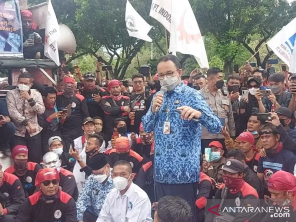 Gubernur DKI Jakarta Anies Baswedan menyambangi massa buruh yang sedang melakukan aksi unjuk rasa penetapan UMP di depan Gedung Balaikota Jakarta, Senin (29/11/2021).  (photo/ANTARA/Mentari Dwi Gayati)